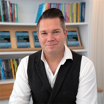 Nick Shackleton-Jones, L&D industry leader, and the author of How People Learn.