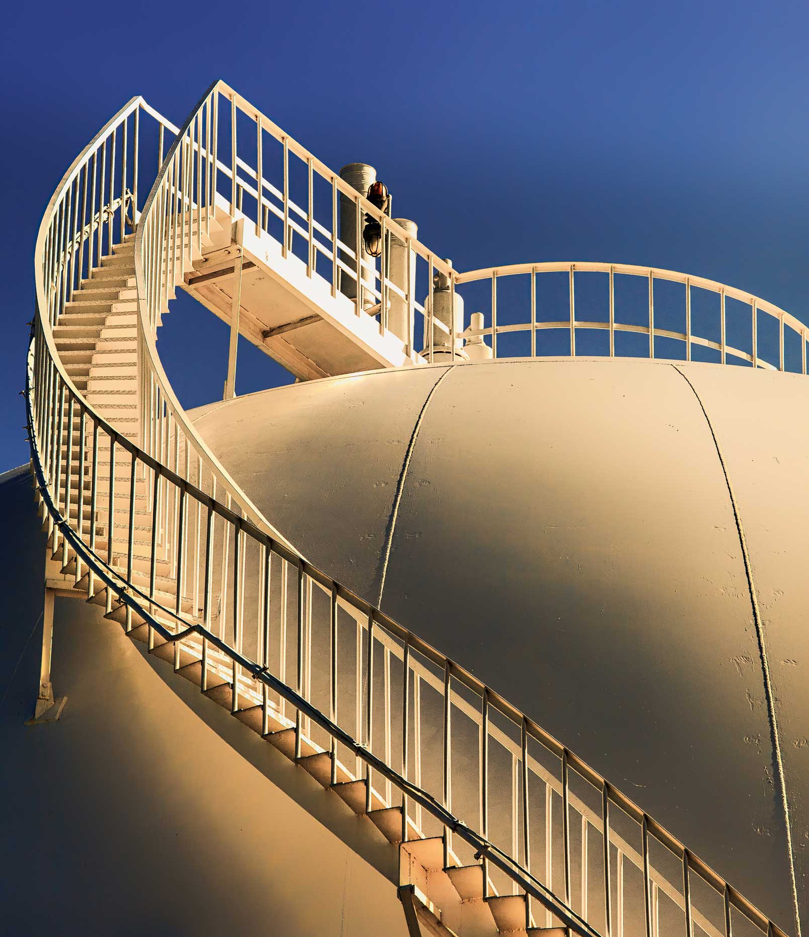 Sphere gas tank top with stairways